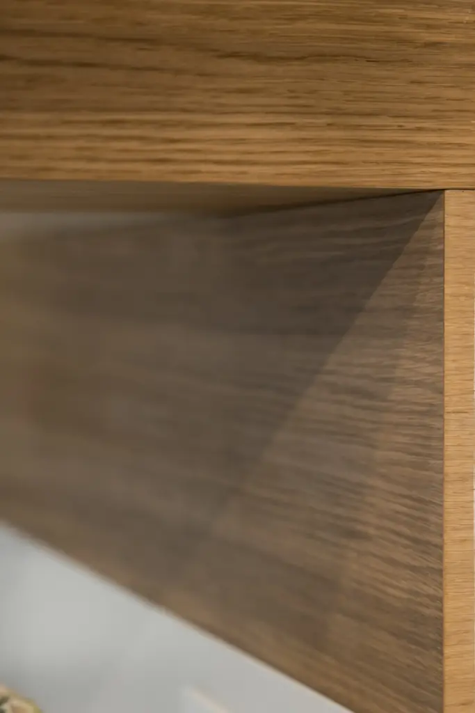 Particolare della finitura in legno naturale su mobili da cucina contemporanei.