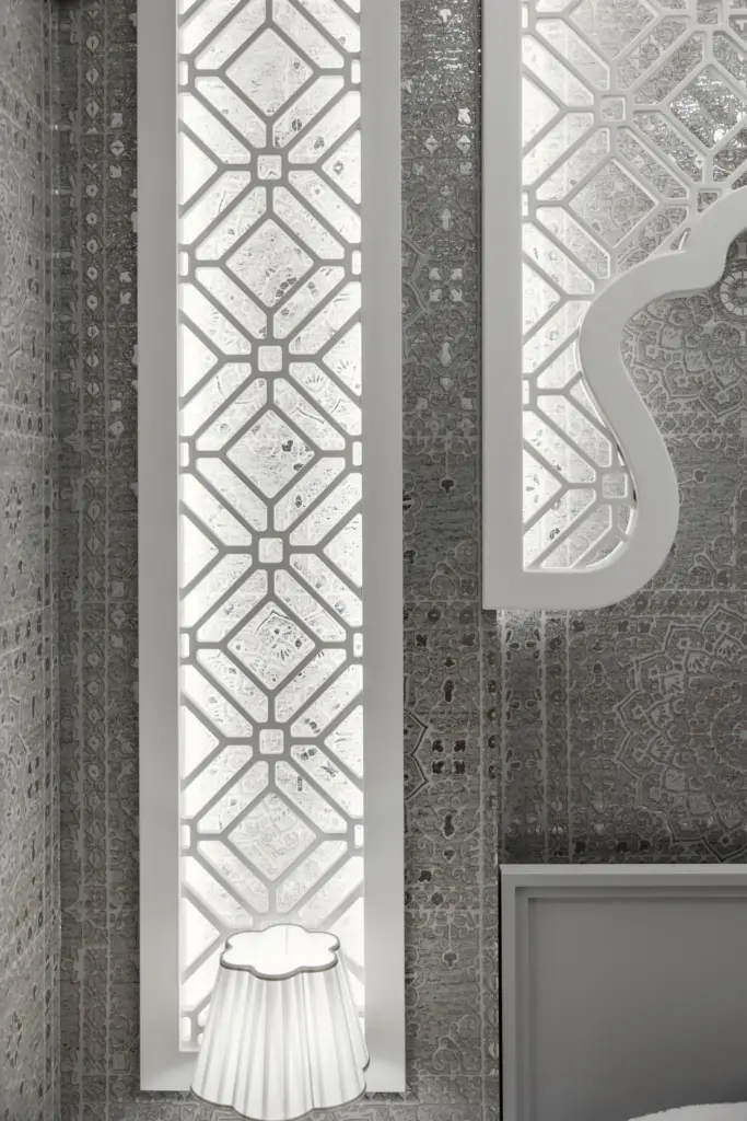 Dettaglio di pannello decorativo in stile orientale con motivi geometrici in una cabina armadio elegante.