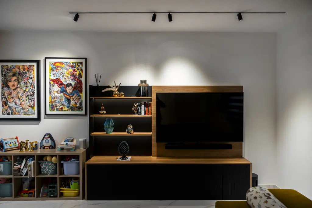 Parete attrezzata moderna con struttura in legno e pannelli neri, mensole illuminate e TV a parete.